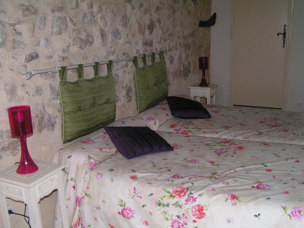 Chez Bacchus Bed & Breakfast Gras Phòng bức ảnh