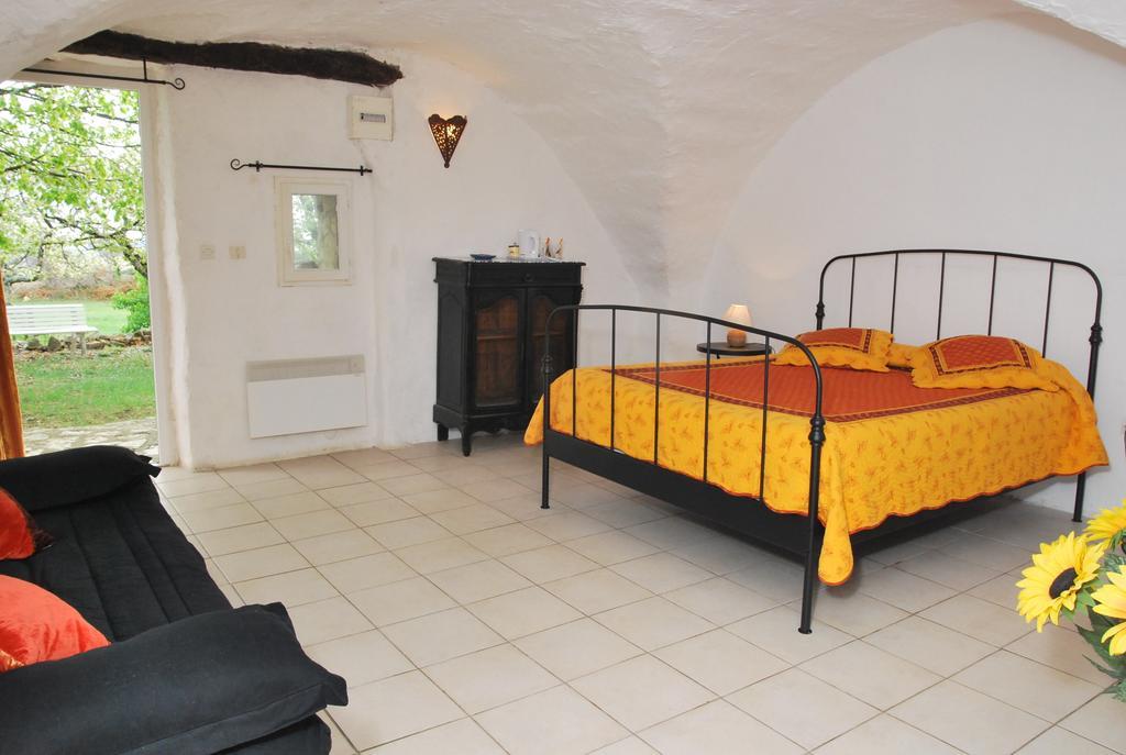 Chez Bacchus Bed & Breakfast Gras Phòng bức ảnh